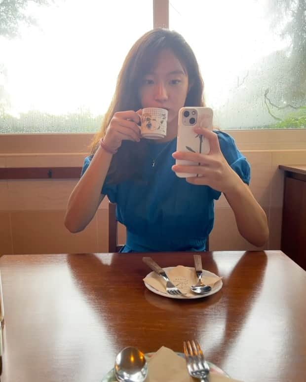イ・ハウンのインスタグラム：「사실 내가 제일 가보고 싶은 식당,카페,책방은 다 제주 동쪽에 몰려있어,, 체크리스트 해놓고 하나하나 클리어해나가야지📝☕️」