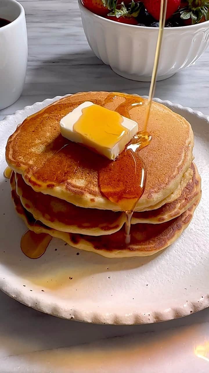 Samantha Leeのインスタグラム：「I love this recipe so much because it has everything you want in a pancake. Fluffy, buttery and crispy golden brown edges!   #leesamantha #pancakes #fluffypancakes   Recipe:  180g flour 2 tbsp sugar 1 tsp salt 1 tsp baking powder 1 tsp baking soda 2 eggs 230ml milk 2 tbsp melted butter 1 tsp vanilla extract 2 tbsp apple cider vinegar   1.Combine the flour, sugar, salt, baking powder, and baking soda in a large mixing bowl. Whisk them together well.  2.In another bowl, combine the eggs, vanilla extract, milk, and apple cider vinegar. Whisk them together well.  3.Pour the wet ingredients into the dry mixture and gently fold them together. Be careful not to overfold or underfold them. It’s okay to have a few pockets of flour and lumps in the batter.  4.Heat a cooking pan over medium-low heat and coat it with some oil. Pour 1/4 cupfuls of batter onto the pan and cook until bubbles form on the surface, about 2-3 minutes. Flip with a spatula and cook until browned on the other side, about 1 minute. Repeat with the remaining batter.」