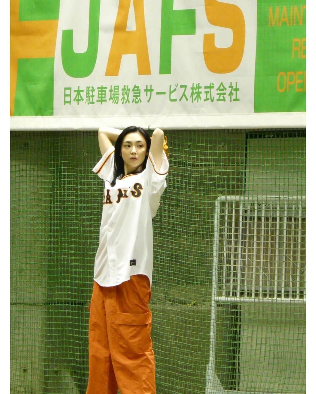 山谷花純のインスタグラム：「昔、野球場でアルバイトしてる時 「絶対いつか始球式立ってやる！」 そう思いながらドリンク作ってました。  父の夢であった子供とキャッチボール。幼い頃からマイグローブを持たされ硬球でキャッチボールをしていた私にとって今日投げたボールにはいろんなものが詰まってました。  結果、ワンバウンド。  ストライク決めたくて沢山準備したんだけどなぁ。私は、まだまだ二流で胸張って立ち続けます。  ありがとうございました！  #山谷花純 #朝ドラらんまん #巨人 #ジャイアンツ #東京ドーム」