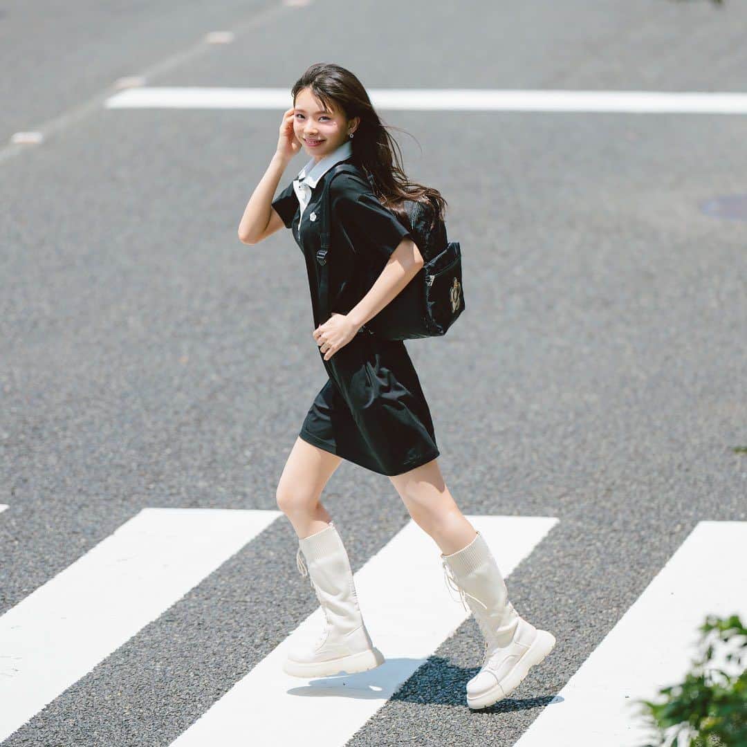 MARY QUANT officialのインスタグラム：「- Go out！ カジュアルコーデ&バッグ MARY QUANT feat. Kawaguchi Yurina - お気に入りのアイテムを身に着けると いつものお出かけがもっと楽しく！ デイリーに活躍するお洋服やバッグ アクセントになるアクセサリーや小物で カジュアルコーデを完成させて - #バイカラーデイジーポロワンピース #ピンソニックキルトデイジーリュック #ビジューデイジーデュオピアス  - シューズはスタイリスト私物 - MODEL:@kawaguchi_yurina_official - #MARYQUANT #2023AUTUMN #NEWITEMS #FASHION - #マリークヮント #ワンピース #リュック #ネックレス #ピアス」