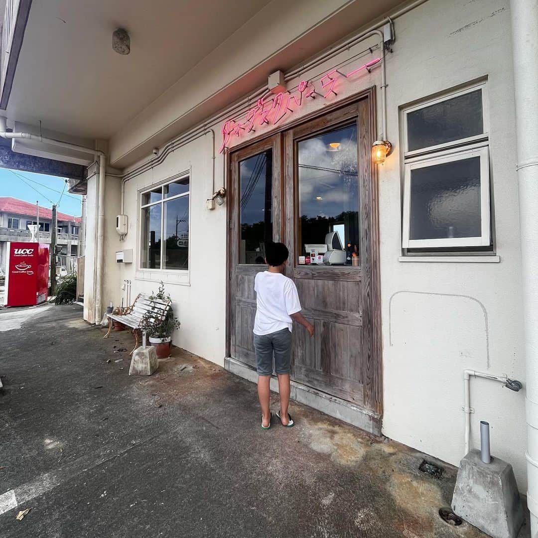 クリス智子さんのインスタグラム写真 - (クリス智子Instagram)「《沖縄旅》  つい「パスタをもひとつ」追加注文🙋‍♀️ 「タマグスクパーラー」どれもこれもおいしいお店でした。  昼の予定は気ままで、息子が調べて気になったお店へ向かってみたのですが、やったね。  チキンカツサンド、トマトクリームパスタ、カボチャスープ、オクラ揚げ、サラダ、コンフィの乗ったパン。んー、また来たいなぁ。量もちょうどよく。  さて、店の内装は、ドアだらけ！👀　建具(特に窓)好きな私は、聞かずにはいられず、「ドア、お好きなんですか？」と聞いてみると、「内装を頼んだ友人が、古いドアなら、いっぱいあるからと言うもので」と。 ドアを半分に切りながら使う内装に、びっくり釘付けでしたー。  小さなお子さんも、居心地よさそうなお店でしたよ。 （座布団、おもちゃとか）  #沖縄 #南城市  #タマグスクパーラー #ドア好き」7月13日 14時00分 - chris_tomoko