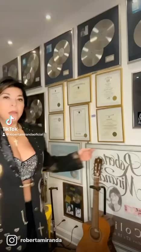 Roberta Mirandaのインスタグラム：「Quer participar do me clip? Bora!! Me marque filme a dancinha coloque nas suas redes nas minhas com a música #perigosaelindarobertamiranda」