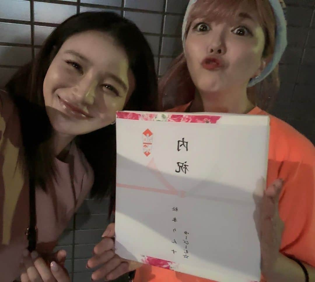 手島優のインスタグラム：「・  ゆーびーむ☆から内祝い頂いちゃいました🌹  日々奥様として貫禄出てきてて微笑ましいです☺️   　  てか、、、  写真が全部ザラザラのブレブレなのは何でだ。笑　  #ゆーびーむ #内祝い #奥様　#貫禄　#ありがとう」