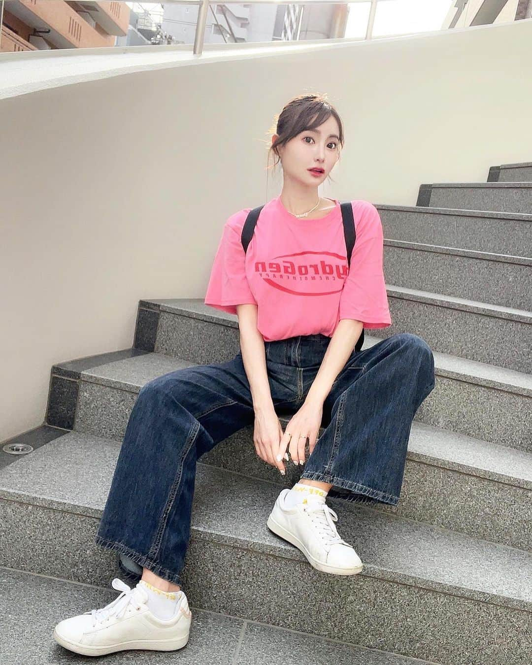 高崎モモコ さんのインスタグラム写真 - (高崎モモコ Instagram)「韓国ファッションが勢揃いのSHOP🖤 . . 🛍【Koming】 @koming.jp_official  . . トレンドの韓国ファッションブランドが買えるサイト #koming が7月10日にオープン！ 早速購入したコーデを紹介🙌🏻 . . tops⇨ 66GIRLS 流行り廃りのない定番アイテム Tシャツカットソー jeans⇨ 66GIRLS カジュアルなポイントルック完成 デニムジーンズ . . Tシャツの派手ピンクがかわいいのと デニムは形がタイプすぎた🥺🤍 . 是非チェックしてみてください🙌🏻🙌🏻 . . #koming#韓国ファッション#コーミング#ファッション#韓国コーデ#コーデ紹介#カジュアルコーデ#スポーティー女子#韓国ストリート」7月13日 14時10分 - momoko_takasaki