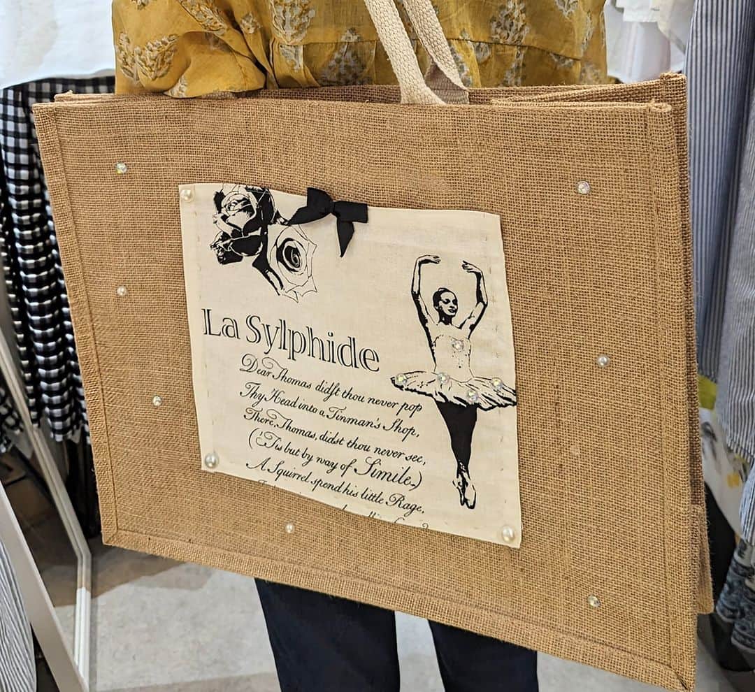 平井富子さんのインスタグラム写真 - (平井富子Instagram)「神奈川から、ナースのサッちゃんがアンシャンテに、、  趣味の雑貨製作が、プロ並み。今日も、自分で織った布製のステキなバッグを持参。素晴らしい〜  首周りが可愛いストライプのトップス、ハンドメイドの麻のバレエバッグを気に入って頂きました〜  また、遊びに来て下さい～」7月13日 14時12分 - enchantewithd
