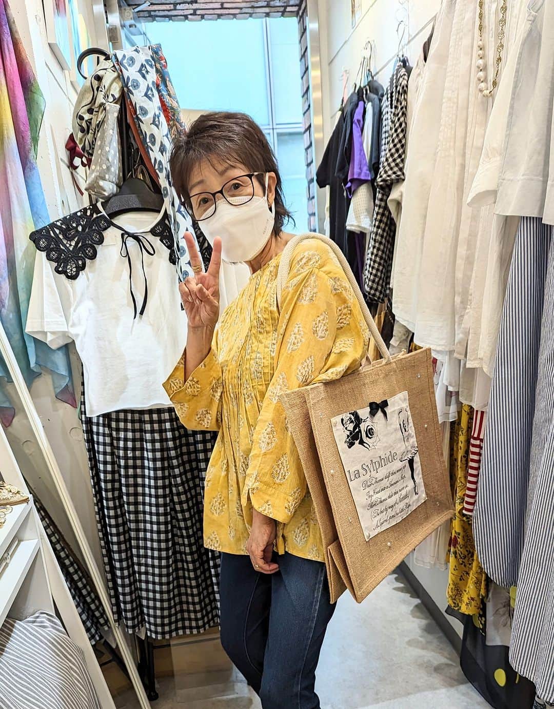 平井富子のインスタグラム：「神奈川から、ナースのサッちゃんがアンシャンテに、、  趣味の雑貨製作が、プロ並み。今日も、自分で織った布製のステキなバッグを持参。素晴らしい〜  首周りが可愛いストライプのトップス、ハンドメイドの麻のバレエバッグを気に入って頂きました〜  また、遊びに来て下さい～」