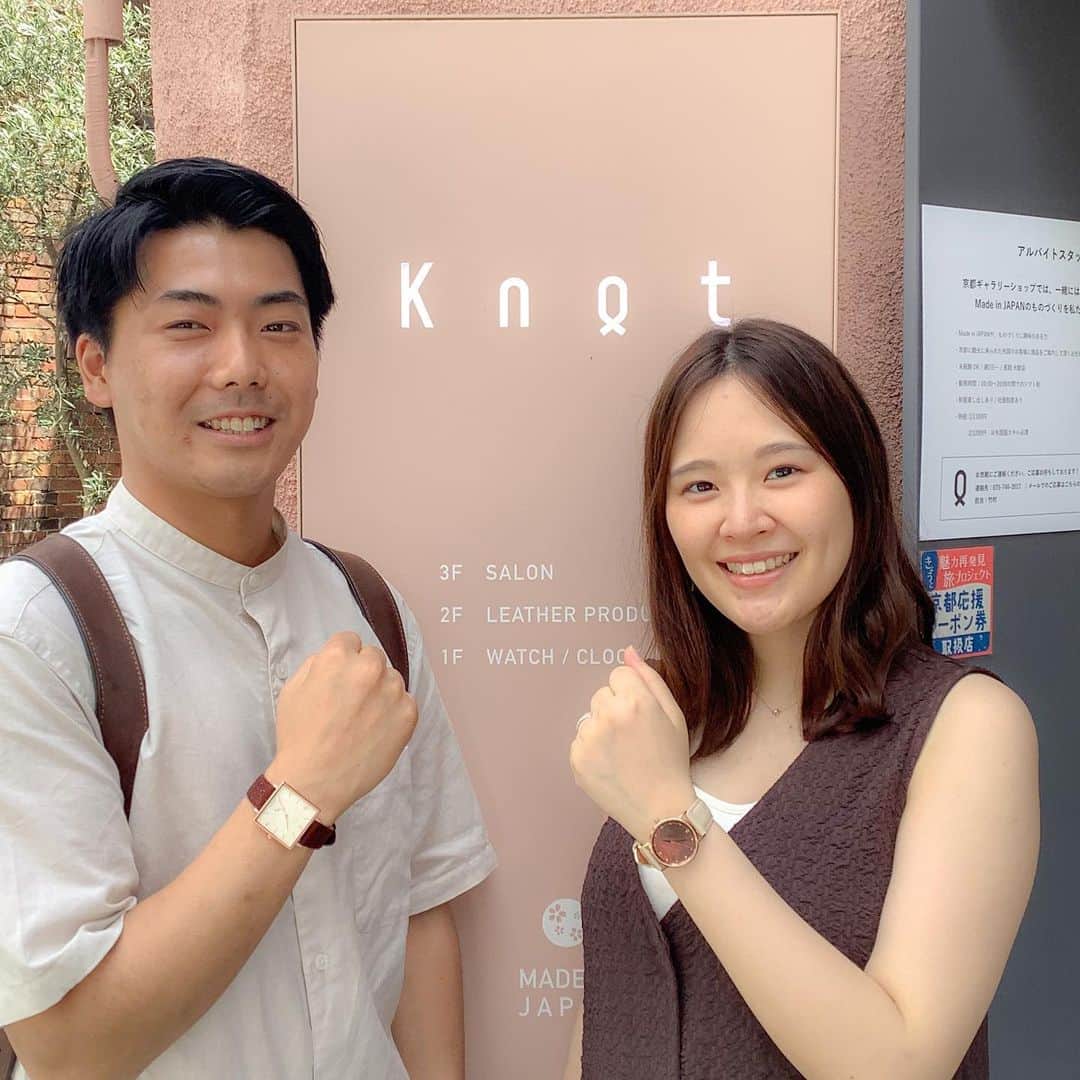 Maker's Watch Knotのインスタグラム：「. 京都ギャラリーショップへ ご来店いただきありがとうございました♪  本日は 奥様より旦那様へ体験チケットのプレゼントで ご来店いただきました😌  カスタマイズ楽しんでいただき、 お二人とも茶色系のシミラールックで合わせており、 とてもおしゃれでこちらまで幸せな気持ちになりました✨  お選びいただけた時計も 本日のお洋服にも合わせやすいカスタマイズで チョイスいただきました！ すごく素敵な組み合わせです😭◎  是非またお店にカスタマイズ楽しみに来てください！ お待ちしております🙋🏼‍♂️  本日のお客様のように お色味でのペアコーディネートも かなり可愛く仕上がります🫶  その日の服などによって スタイルを替えてコーディネートするのも Knotならではの楽しみ方なので 是非店頭でお試しください☝️  ◾︎男性 時計:SQ-32RGIV ストラップ:TYI-16BR バックル:EB-18RG  ◾︎女性 時計:CJ-32RGBR ストラップ:TD-16IV バックル:EB-16RG  #knotwatch  #watch #wristwatch #madeinjapan #ノット  #時計 #腕時計  #国産時計  #カスタムオーダー  #京都  #kyoto  #河原町　#kawaramachi  #三条 #sanjyo #kyotojapan   #京都観光　#kyototrip #kyototravel  #japantravel  #japantrip #손목시계  #手表　#手錶　#맞춤형　#定制　#교토」