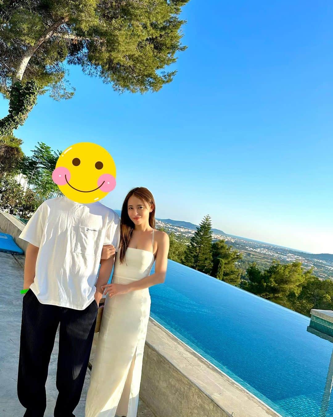 ririのインスタグラム：「夫婦になってからもいろいろあるけど、 彼氏彼女の時みたいにぶつかり合う事は 減ったね😂💓お互い優しくなったし🐻💓 言葉を選ぶ事を学びました🤣✌️💓 なんだかんだ仲良くやれてて 結婚してからも💒正解はないので 毎日手探りですが🦋🦋🦋 旦那さんが過ごしやすいように🌿 努力してまーす🤔💓🏠www←のつもり🙋‍♀️  リボンと2人でお家を守ってまーす🐕‍🦺💓  これからも夫婦共々よろしくね💋💋💋  #love #happy #仲良し夫婦 #夫婦」