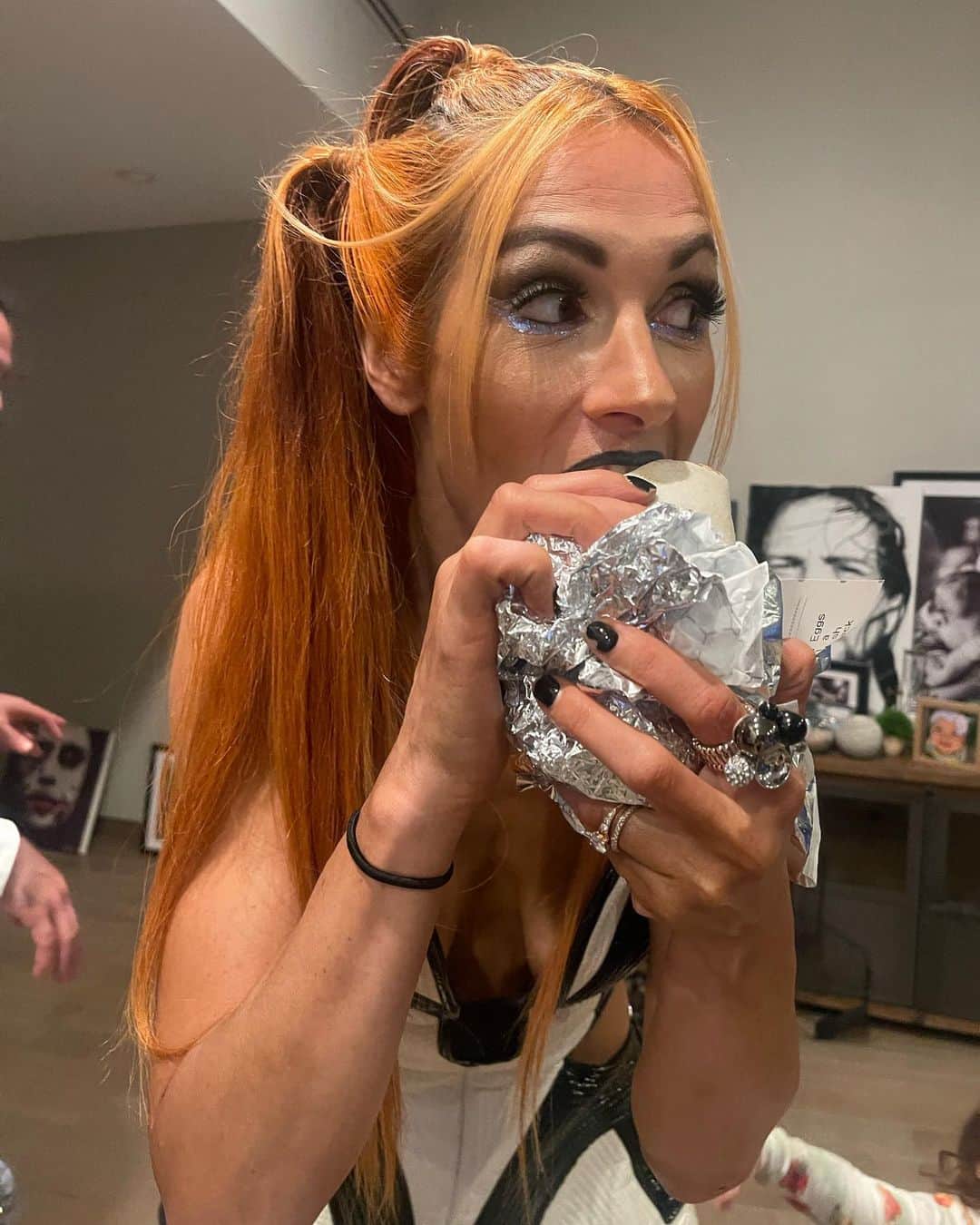 レベッカ・ノックスのインスタグラム：「More from tonight.  Featuring burrito. Also featuring waiting for burrito. High fashion burrito.」