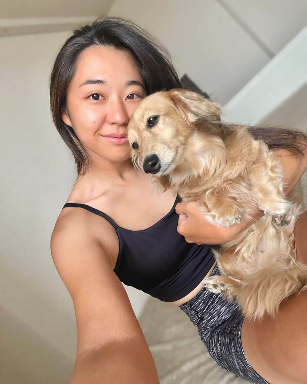 のインスタグラム：「皆知ってると思うけど😎 私、自分の事が大好きなのよ✌️💫  でも自分の事好き？って 女の子達に聞くと半数以上は戸惑う。 自分の事好きってハッキリ言えない子がすごーく多い🥺  日本でそうゆう事言ってると ナルシストだとか自意識過剰って言われるかもね🤔  その他人の声を怖がる子が多いのもすごいわかる！  でもそんな言葉を発してる人の為に 自分自身が在る訳じゃないのよ✌️  そのステージで生きてる 他者の声を怖がる必要無いってこと💡  皆他人の言葉を気にしたり怖がり過ぎなのよ！  もっと自信持って自分の事大好きって 言っても良いと思うよー💫  自分の人生って自分自身でしか創れないのよ🌱」