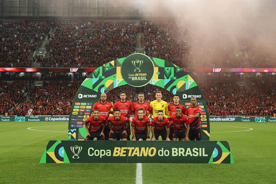 フェルナンジーニョのインスタグラム：「Hoje nos despedimos da Copa do Brasil, mas quero parabenizar esse grupo de jogadores, por estar buscando sempre crescer e melhorar.  Não foi fácil diante de tantas circunstâncias, performar contra uma equipe de nível alto, como esse time performou.  O gol não saiu a favor, e depois as coisas ficaram difíceis, talvez não soubemos lidar com a adversidade naquela momento, mas serve de aprendizado.  Vida que segue.  Ah e vocês de tirar sarro e zoar, vai lá, segue em frente, faz parte do futebol, sempre com respeito é claro… Se é que alguns tem né.  Mas enfim, jogadores e staff o trabalho continua, os processos continuam.  Torcida athleticana, obrigado pelo apoio constante, vcs são parte fundamental pra continuarmos evoluindo, já já as coisas irão mudar e melhorar em termos de resultado, conto e contamos muito com vocês.  Falar após uma eliminação nunca é fácil, as vezes necessário, Domingo tem mais e vamos por essa vitória e jogando bem, que é o nosso objetivo maior.  Tanto bla bla bla, eu sei. Mas é uma maneira de agradecer o apoio e pedir pra continuar apoiando, pois sem vocês complica e muito.  É isso…」