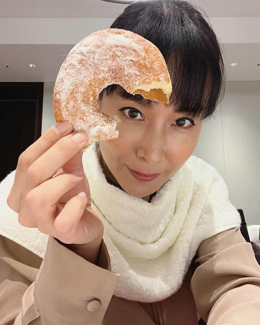 内田恭子さんのインスタグラム写真 - (内田恭子Instagram)「こんにちは。  今日は朝からずーっと。 本番直前、メイクも衣装もバッチリな状態で、いきなりドーナツを食べ始めて、みんなに怒られる。  お腹減ったし。 そーゆーところが自由人の二男にそっくりと言われる。 んー、否定できないな。 私も末っ子。  #doughnutslover  #doughnuts  #ドーナツ #大好き  #シンプルなものがよい #末っ子  #内田恭子  #kyokouchida」7月13日 14時34分 - kyoko.uchida.official