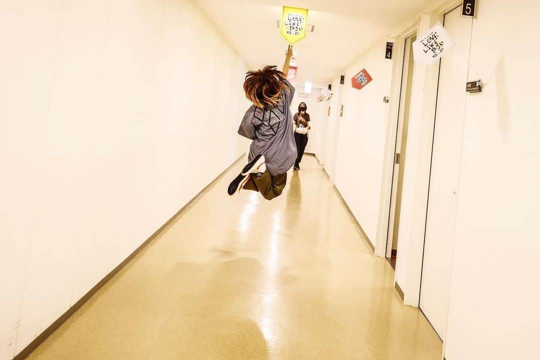 aikoのインスタグラム：「大阪ライブ2日間終わって起きたらベッドから1時間動けませんでした。 二日間の疲れがきもちよ🧸 24周年最後のライブでした。 おもしろいこともドキドキする事も起こったライブやったけど今まで音楽を続けてこれたから、みんながいてくれたから最後まで心の底から笑って楽しんで歌えました。 （酔っ払いボーイは家で反省してくれ🫥）  大切な二日間を 本当にありがとう❤️❤️❤️ またすぐ帰ってくるからねー✧*｡٩(ˊᗜˋ*)و✧*｡ばくゆ！」