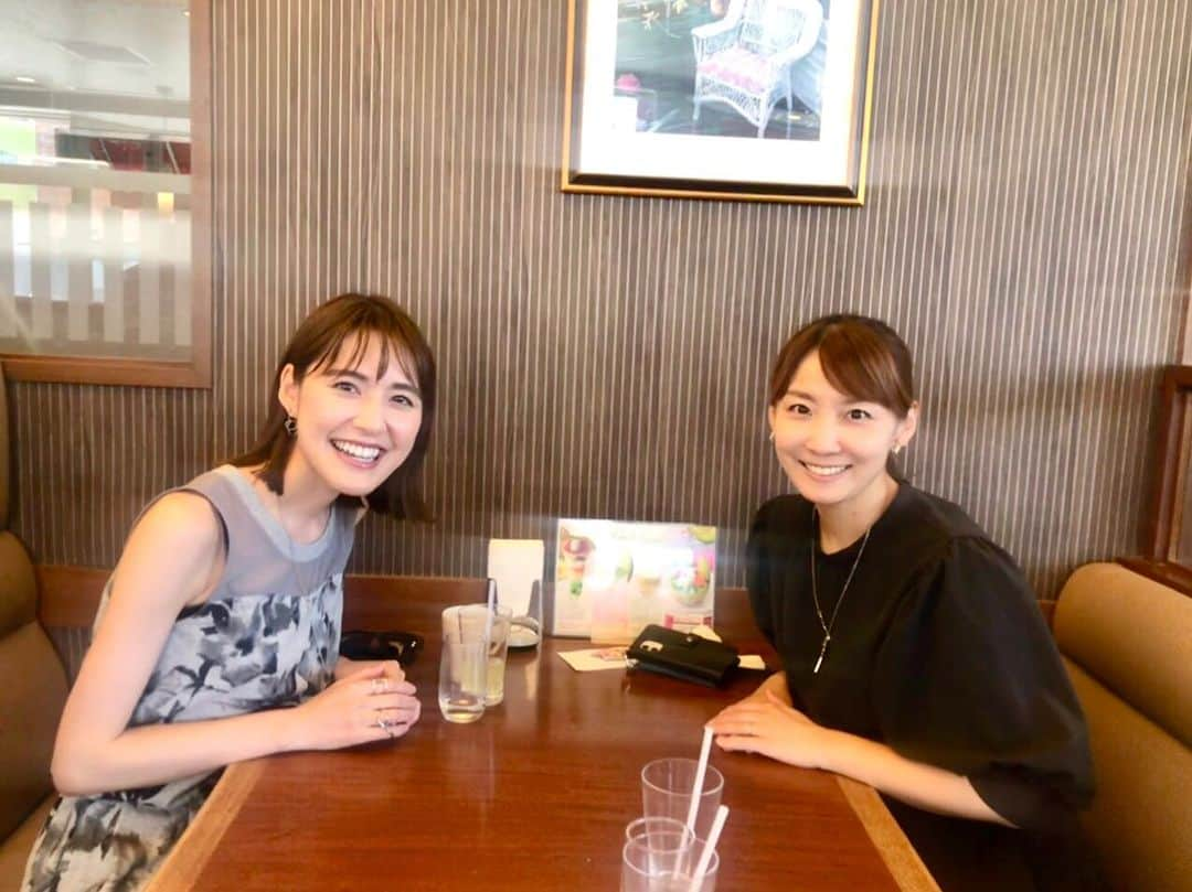 佐藤由季さんのインスタグラム写真 - (佐藤由季Instagram)「まみさん♡ 同じ事務所の先輩 #石河茉美 さん @mami_ishikawa1229 と先日🫖 何回かお会いしているのに、、、 やっと忘れずに写真が撮れたのがこちら😅 #飲み物だらけ 笑  事務所に入ったばかりの頃から お仕事もプライベートも相談に乗って いただき、結婚の時にも、良かったー😍と お姉ちゃんのように喜んでくれて お祝いもして下さいました🥹💓 まみさんのお仕事への向き合い方も大尊敬で 下調べや準備から完璧！ 何があってもまみさんなら大丈夫！ だからこそ本番の安心感と言ったら…🥰 更にはママとしてもパワフルで 美しくて温かくて明るくて まみさんのキッズたちが羨ましい😍  私の周りには憧れの女性が沢山です💕  #時差投稿 が溜まっています #ニチエンプロダクション  #先輩  #私はまだまだ先輩になりきれない 😅 #フリーアナウンサー  #佐藤由季  #旅行恐怖症にならないように気をつけますね 🤣」7月13日 14時39分 - yukisato0710