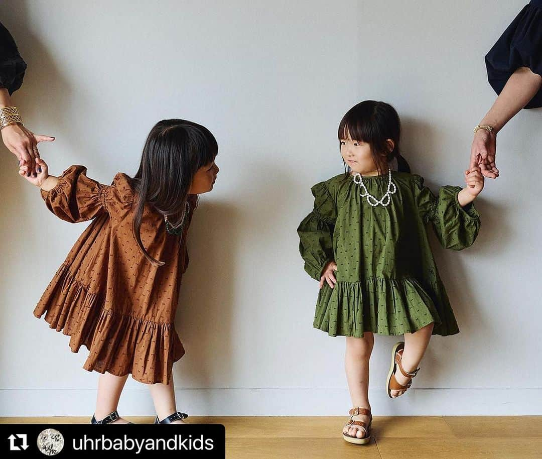 濱中鮎子さんのインスタグラム写真 - (濱中鮎子Instagram)「#Repost @uhrbabyandkids with @use.repost ・・・ みなさま、こんにちは！ 暑い日が続き、なかなか子供たちも外遊びを楽しむ時間が少ないかと思いますが、いかがお過ごしですか？  そんな中、親子で是非遊びに来ていただきたいイベントのお知らせです！  “Kids Market “ @kidsmarket___   Information 7.22.(Sat)&7.23(Sun) 11:00-17:00 (初日は12:00OPEN)  @tefu.official  代々木上原駅から徒歩5分  Event Concept  昨今サスティナ、サスティナと言われるけれど、 まずは”楽しくモノを大切にすること”を 子供たちに知ってもらおう!と 親子で楽しめる キッズマーケットを開催します。 参加ブランドは、  @ader_pop  @suessbaby  @uhrbabyandkids  @cosmenoippo   @julybooks  @servin_tokyo   原料や生産背景にこだわって作ったお洋服、 誰かが大切に着ていた服のお下がり(古着)、 こどもたちの想像を膨らませてきた絵本たち(古本)、 ママたちが使いきれなかったコスメから作ったクレヨン、 パリで眠っていたヴィンテージやデッドストックパーツを使った とてもとてもすてきなネックレス。  すべてのものにストーリーがあり、 それが連綿と続いていくことの幸福感を知ってもらうきっかけにしたいと考えます。  すべてが完璧でなくても ちょっといびつでも それが素敵に思えるようなモノ、コトをたくさんご用意します。 ナチュラルワイン、ジュース、コーヒーなどもご用意。  美味しい飲み物を片手に、  おとなもこどももみんなで楽しもう!  スペシャルなイベント詳細は随時アップしていきます！ 人気のドレス再販や新作の発売も予定しています！  #uhrbabyandkids」7月13日 14時40分 - ayukohamanaka