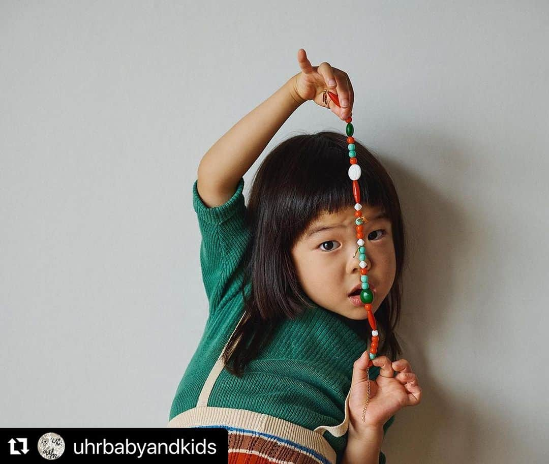 濱中鮎子さんのインスタグラム写真 - (濱中鮎子Instagram)「#Repost @uhrbabyandkids with @use.repost ・・・ みなさま、こんにちは！ 暑い日が続き、なかなか子供たちも外遊びを楽しむ時間が少ないかと思いますが、いかがお過ごしですか？  そんな中、親子で是非遊びに来ていただきたいイベントのお知らせです！  “Kids Market “ @kidsmarket___   Information 7.22.(Sat)&7.23(Sun) 11:00-17:00 (初日は12:00OPEN)  @tefu.official  代々木上原駅から徒歩5分  Event Concept  昨今サスティナ、サスティナと言われるけれど、 まずは”楽しくモノを大切にすること”を 子供たちに知ってもらおう!と 親子で楽しめる キッズマーケットを開催します。 参加ブランドは、  @ader_pop  @suessbaby  @uhrbabyandkids  @cosmenoippo   @julybooks  @servin_tokyo   原料や生産背景にこだわって作ったお洋服、 誰かが大切に着ていた服のお下がり(古着)、 こどもたちの想像を膨らませてきた絵本たち(古本)、 ママたちが使いきれなかったコスメから作ったクレヨン、 パリで眠っていたヴィンテージやデッドストックパーツを使った とてもとてもすてきなネックレス。  すべてのものにストーリーがあり、 それが連綿と続いていくことの幸福感を知ってもらうきっかけにしたいと考えます。  すべてが完璧でなくても ちょっといびつでも それが素敵に思えるようなモノ、コトをたくさんご用意します。 ナチュラルワイン、ジュース、コーヒーなどもご用意。  美味しい飲み物を片手に、  おとなもこどももみんなで楽しもう!  スペシャルなイベント詳細は随時アップしていきます！ 人気のドレス再販や新作の発売も予定しています！  #uhrbabyandkids」7月13日 14時40分 - ayukohamanaka