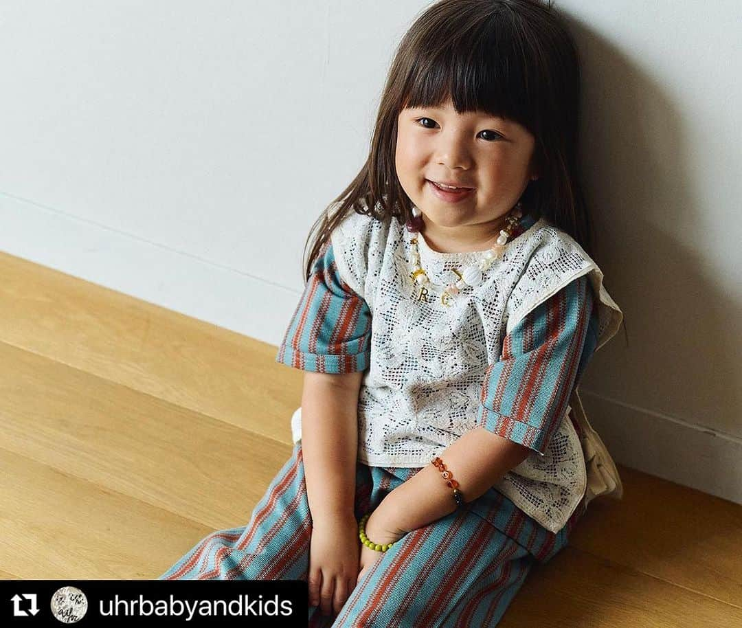 濱中鮎子さんのインスタグラム写真 - (濱中鮎子Instagram)「#Repost @uhrbabyandkids with @use.repost ・・・ みなさま、こんにちは！ 暑い日が続き、なかなか子供たちも外遊びを楽しむ時間が少ないかと思いますが、いかがお過ごしですか？  そんな中、親子で是非遊びに来ていただきたいイベントのお知らせです！  “Kids Market “ @kidsmarket___   Information 7.22.(Sat)&7.23(Sun) 11:00-17:00 (初日は12:00OPEN)  @tefu.official  代々木上原駅から徒歩5分  Event Concept  昨今サスティナ、サスティナと言われるけれど、 まずは”楽しくモノを大切にすること”を 子供たちに知ってもらおう!と 親子で楽しめる キッズマーケットを開催します。 参加ブランドは、  @ader_pop  @suessbaby  @uhrbabyandkids  @cosmenoippo   @julybooks  @servin_tokyo   原料や生産背景にこだわって作ったお洋服、 誰かが大切に着ていた服のお下がり(古着)、 こどもたちの想像を膨らませてきた絵本たち(古本)、 ママたちが使いきれなかったコスメから作ったクレヨン、 パリで眠っていたヴィンテージやデッドストックパーツを使った とてもとてもすてきなネックレス。  すべてのものにストーリーがあり、 それが連綿と続いていくことの幸福感を知ってもらうきっかけにしたいと考えます。  すべてが完璧でなくても ちょっといびつでも それが素敵に思えるようなモノ、コトをたくさんご用意します。 ナチュラルワイン、ジュース、コーヒーなどもご用意。  美味しい飲み物を片手に、  おとなもこどももみんなで楽しもう!  スペシャルなイベント詳細は随時アップしていきます！ 人気のドレス再販や新作の発売も予定しています！  #uhrbabyandkids」7月13日 14時40分 - ayukohamanaka