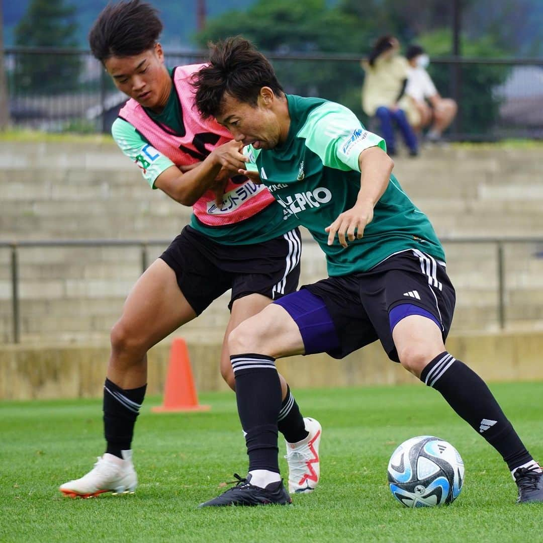 松本山雅FCのインスタグラム：「トレーニング写真をピックアップ📸🟢  #yamaga #matsumotoyamaga #渡邉千真  #田中想来  #下川陽太  #安東輝  #橋内優也  #稲福卓  #宮部大己 #野々村鷹人 #ルーカスヒアン #新井直登  #鈴木国友」