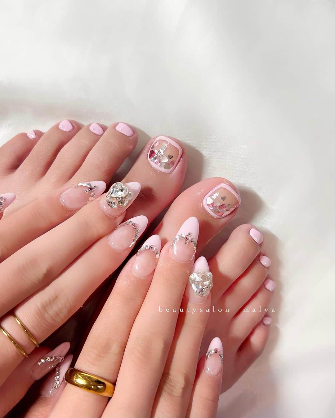 nailsalon malva（ネイルサロンマルヴァ）さんのインスタグラム写真 - (nailsalon malva（ネイルサロンマルヴァ）Instagram)「【フットベーシックプラス219】で予約可能💡 ⁡ ⁡ ハンドに合わせてベビーピンクにハートが いっぱいデザインです💕 ⁡ 凹凸がないので、靴を選ばず、 パンプスなどが多い方におすすめです♡ ⁡ ハンドとフットお揃いは 【ハンド&フットSET166】でご予約できます🥰 ⁡ ⁡ ＿＿＿＿＿＿＿＿＿＿＿＿＿ ⁡ ⁡ 𝐛𝐞𝐚𝐮𝐭𝐲𝐬𝐚𝐥𝐨𝐧 𝐦𝐚𝐥𝐯𝐚⠀ 📍明治神宮前駅｜原宿駅　徒歩𝟑分 ⠀ 💬ご予約やお問い合わせ 𝐋𝐈𝐍𝐄から承っております @ 𝐦𝐚𝐥𝐯𝐚 ⁡ お気軽にご連絡ください♡ ⁡ ⁡ ＿＿＿＿＿＿＿＿＿＿＿＿＿＿ ⁡ ▸ジェルネイル｜スカルプ｜ケア ▸まつげカール｜まつげエクステ ▸ハーブよもぎ蒸し ▸ワックス脱毛 ⁡ ⁡ \ アシスタント募集中💁‍♀️ / ⁡ ▸リモート可オンラインの画像動画制作アシスタント ▸サロンワーク全般アシスタント ⁡ ⁡ ⁡ ⁡ ⁡ ⁡  #囲みネイル #ピンクネイル #大人かわいいネイル #malva #malvaネイル #フットネイル #ガーリーネイル #ハートネイルデザイン  #nails #原宿ネイル #夏ネイル2023  #表参道ネイル #東京ネイルサロン　#明治神宮前ネイル #新宿ネイル #千駄ヶ谷ネイル #池袋ネイル #harajukunails #tokyonails #tokyonailsalon ⁡」7月13日 14時51分 - malva_nail