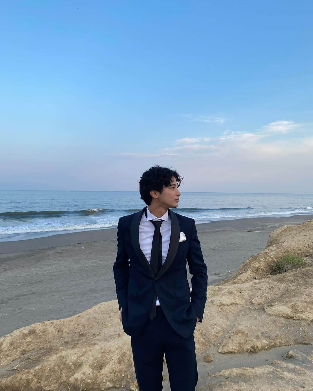 高崎凌さんのインスタグラム写真 - (高崎凌Instagram)「海×スーツ」7月16日 21時00分 - ryo__takasaki