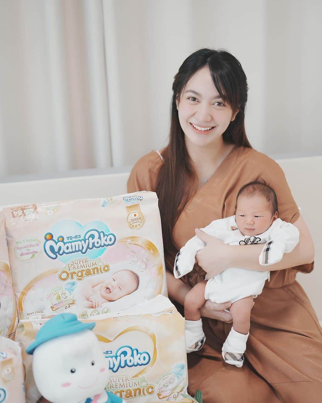 インヤのインスタグラム：「ขอบคุณ @mamypoko_thailand ที่ส่งผลิตภัณฑ์ Organic สำหรับ New born ให้ Baby Kota ได้ใช้ ใส่ง่าย ซึมซับได้ดี ไม่รั่วซึม นุ่มละมุ่น แถมลายน่ารักมากๆๆ เด็ก New born เปลี่ยน แพลมเพิด บ่อยทุกๆ 2-3 ชั่วโมงเลย แพลมเพิดที่แม่ๆอุ่นใจ และเลือกใช้ต้อง Mamypoko เลยค่ะ 👶🏻✨  #mamypoko #mamypokothailand」