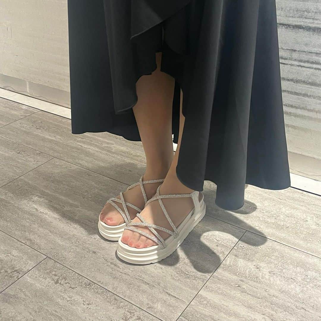 のインスタグラム：「ビジューラインサンダルが数量限定入荷✨✨  履くだけで気分が上がるキラキラサンダル🤩  カラー違いでご購入の方が多い人気アイテムです🌻  気になる方は是非お早めにご来店下さいませ🏃‍♀️  color:black、oak、ivory size:S〜LL price:¥6,490→¥5,192(in tax)  #LazySwan#レイジースワン#レイジースワン蒲田  #tokyuplaza #東急プラザ #東急プラザ蒲田  #tokyodisneyland #東京 #kamata #蒲田 #靴屋 #靴 #shoes #サンダル #sandal #スカート #きれいめカジュアル #夏コーデ  #今日のコーデ  #お洒落さんと繋がりたい #足元倶楽部 #instagram #instagood #instafashion #ootd #ootdfashion #룩북 # #오늘뭐입지 #신발k」