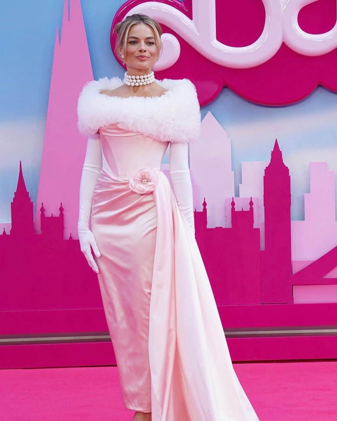 ELLE DKさんのインスタグラム写真 - (ELLE DKInstagram)「Endnu en gang genskabte #MargotRobbie et ikonisk #Barbie-look, da hun onsdag aften var med til den britiske premiere på den hypede film.   Iført #VivienneWestwood ankom hun som ‘Enchaned Evening 1960 Barbie’ - komplet med lange handsker, pynterose og selvfølgelig #RyanGosling ved sin side.   Foto: Ritzau Scanpix」7月13日 14時56分 - elledanmark