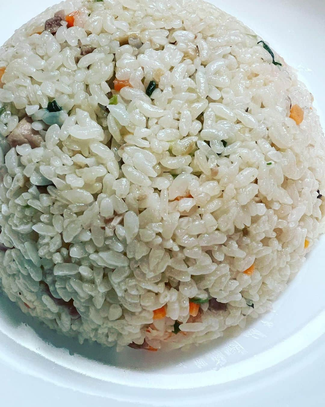 彦摩呂さんのインスタグラム写真 - (彦摩呂Instagram)「ホワイトクリーム チャーハン‼️  冷凍食品を合わせて 新メニューを作る😀  冷凍チャーハンを 耐熱皿に入れラップしてチンします〜 オクラを軽く塩茹でして 小口切りに。 湯煎で、ホワイトクリームを 温めて、 チャーハンにかけます〜 最後にオクラを トッピングして 完成です〜。  まろやかな、クリームと チャーハンは、 食べると、ドリア風に なって、めっちゃ 美味しいよ😋 トロけるチーズを のせてチンしても 更に美味しいです〜  色々、冷食コラボ してみて下さいね❣️  #彦摩呂 #チャーハン #ホワイトクリーム #冷凍食品 #slcreations #エスエルクリエーションズ #無添加 #安心安全 #z’s mene #シュガーレディ #簡単レシピ #おうちごはん #pr」7月13日 15時05分 - hikomaro_honmono