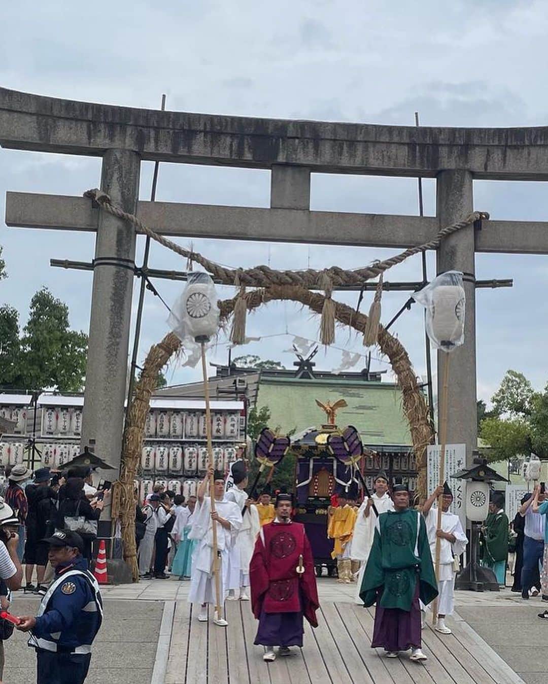 北方大地のインスタグラム：「メインスポンサーである(株)SANWA・BLDの圦社長の御好意で生國魂神社の陸渡卸に随臣として参加させていただきました。  日本に昔からある伝統行事の意味や作法も知らずに生きてきた僕に対して圦社長は沢山学びの場を与えていただけるので本当に感謝です！  今回の経験から僕は日本人であり、男であり、格闘家であり、指導者であり、父親である立場として日々勉強をし続けたいと、より強く思いました🙏  @ikutamajinja  #陸渡御」