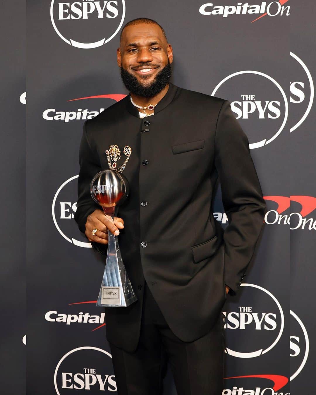 Just Jaredさんのインスタグラム写真 - (Just JaredInstagram)「LeBron James made a rare appearance with all three of his children - Bronny, Bryce and Zhuri - and his wife, Savannah, at the 2023 ESPY Awards #LeBronJames #BronnyJames #BryceJames #ZhuriJames #SavannahJames Photos: Getty」7月13日 15時16分 - justjared