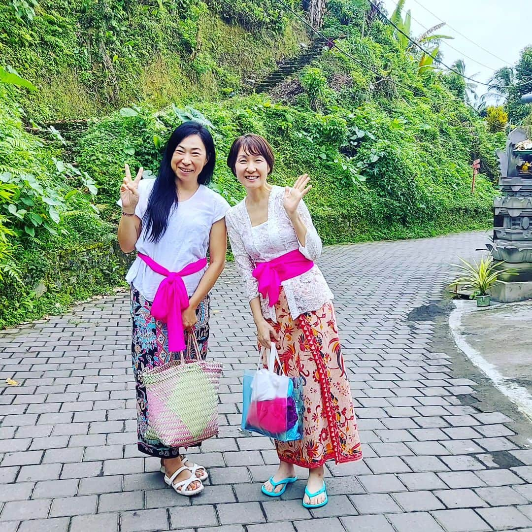 島本美由紀さんのインスタグラム写真 - (島本美由紀Instagram)「・ 深夜便でバリ島に！ これから滝行です❤️ ガイドのけいこさんと✨  #滝行女子  #島本美由紀  #バリ島  #バリ島のスピリチュアル  #ムルカット」7月13日 15時26分 - miyuki_shimamoto