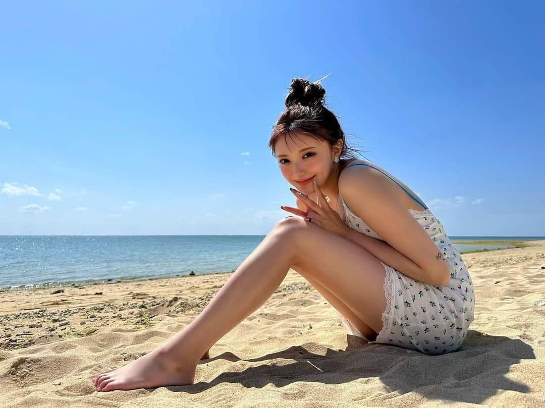 安西かれんのインスタグラム：「ナツダネー！☀️ 海行きたい🏖️  #安斉かれん1st写真集  #オフショット」