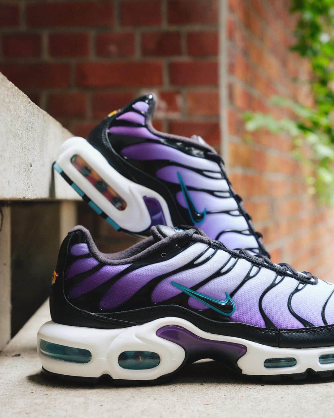 アトモスさんのインスタグラム写真 - (アトモスInstagram)「. NIKE AIR MAX PLUS  "NIKE AIR MAX PLUS"の新色2型がatmosとNIKE直営限定で登場。 自然をイメージしたクラシックな波形のデザインラインが快適で大胆なスタイルを称え、 ビーチライフとシティスタイルをミックスしたAIR MAX PLUS。クジラの尻尾からヒントを得た有名なアーチで構造を強化し、アイコニックなウェーブ状のフィンガーは、ヤシの木や海の波をイメージ。 Tuned Airが優れた安定性と抜群のクッション性を発揮し人気のAir Maxに伝統的なスタイルをプラス。 フルレングスのラバーアウトソールが、移動時に優れたトラクションと耐久性を発揮します。 本商品は現在atmos 各店（一部店舗除く）、atmos オンラインにて発売中。  Two new colors of "NIKE AIR MAX PLUS" are now available exclusively at atmos and directly managed by NIKE. AIR MAX PLUS is a mix of beach life and city style, with classic wavy design lines inspired by nature that celebrate comfort and bold style. The famous arch, inspired by the tail of a whale, reinforces the structure, while the iconic wavy fingers are inspired by palm trees and ocean waves. Tuned Air provides superior stability and exceptional cushioning, adding traditional style to the popular Air Max. A full-length rubber outsole provides excellent traction and durability on the move. This product is currently on sale at atmos stores (excluding some stores) and atmos online.  #atmos#nike#airmaxplus」7月13日 15時22分 - atmos_japan