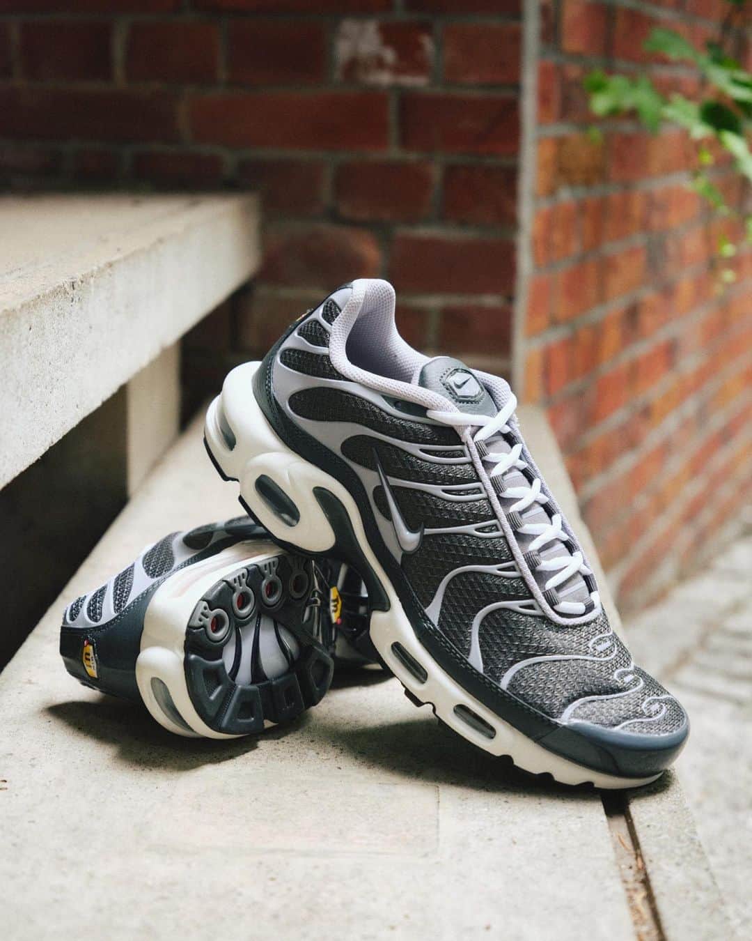アトモスさんのインスタグラム写真 - (アトモスInstagram)「. NIKE AIR MAX PLUS  "NIKE AIR MAX PLUS"の新色2型がatmosとNIKE直営限定で登場。 自然をイメージしたクラシックな波形のデザインラインが快適で大胆なスタイルを称え、 ビーチライフとシティスタイルをミックスしたAIR MAX PLUS。クジラの尻尾からヒントを得た有名なアーチで構造を強化し、アイコニックなウェーブ状のフィンガーは、ヤシの木や海の波をイメージ。 Tuned Airが優れた安定性と抜群のクッション性を発揮し人気のAir Maxに伝統的なスタイルをプラス。 フルレングスのラバーアウトソールが、移動時に優れたトラクションと耐久性を発揮します。 本商品は現在atmos 各店（一部店舗除く）、atmos オンラインにて発売中。  Two new colors of "NIKE AIR MAX PLUS" are now available exclusively at atmos and directly managed by NIKE. AIR MAX PLUS is a mix of beach life and city style, with classic wavy design lines inspired by nature that celebrate comfort and bold style. The famous arch, inspired by the tail of a whale, reinforces the structure, while the iconic wavy fingers are inspired by palm trees and ocean waves. Tuned Air provides superior stability and exceptional cushioning, adding traditional style to the popular Air Max. A full-length rubber outsole provides excellent traction and durability on the move. This product is currently on sale at atmos stores (excluding some stores) and atmos online.  #atmos#nike#airmaxplus」7月13日 15時22分 - atmos_japan