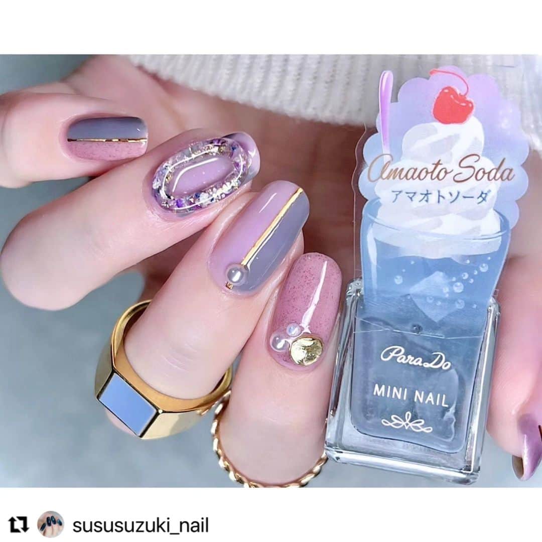 パラドゥ (ParaDo) ネイル部さんのインスタグラム写真 - (パラドゥ (ParaDo) ネイル部Instagram)「パラドゥネイル部公式アンバサダー5期生 @sususuzuki_nail さんのミニネイル23SSカラーを使ったアレンジをご紹介💗  パールやゴールドラインの上品さと薬指のお花を閉じ込めた立体アレンジが目を惹きます👀✨ ピンク系のお色味の中にBL13 アマオトソーダのブルーが印象的で素敵です🥰  .。.:*・゜＋.。.:*・゜＋.。.:*・゜＋.。  アジサイ色のネイル💜🩵   ───────────────────   ▫color  パラドゥネイルファンデーション  ・幸せラベンダー  パラドゥミニネイル  ・PK16 スナハマソーダ  ・BL13 アマオトソーダ  ・PL08 アサヤケソーダ   ▫other  ・ネイルタウン/粘土ジェル  ・ネイル工房/ドライフラワー 03winter  etc…  ───────────────────  .   #セルフネイル #セルフネイル部 #手元倶楽部 #手元くら部 #ポリッシュネイル #おうちネイル #네일아트 #プチプラネイル #夏ネイルデザイン  #パラドゥネイル部 #パラドゥミニネイル #パラドゥミニネイル2023SS #春ネイル #夏ネイル #ネイルスウォッチ #ロマンティックソーダ #romanticsoda」7月18日 12時00分 - parado_nailbu
