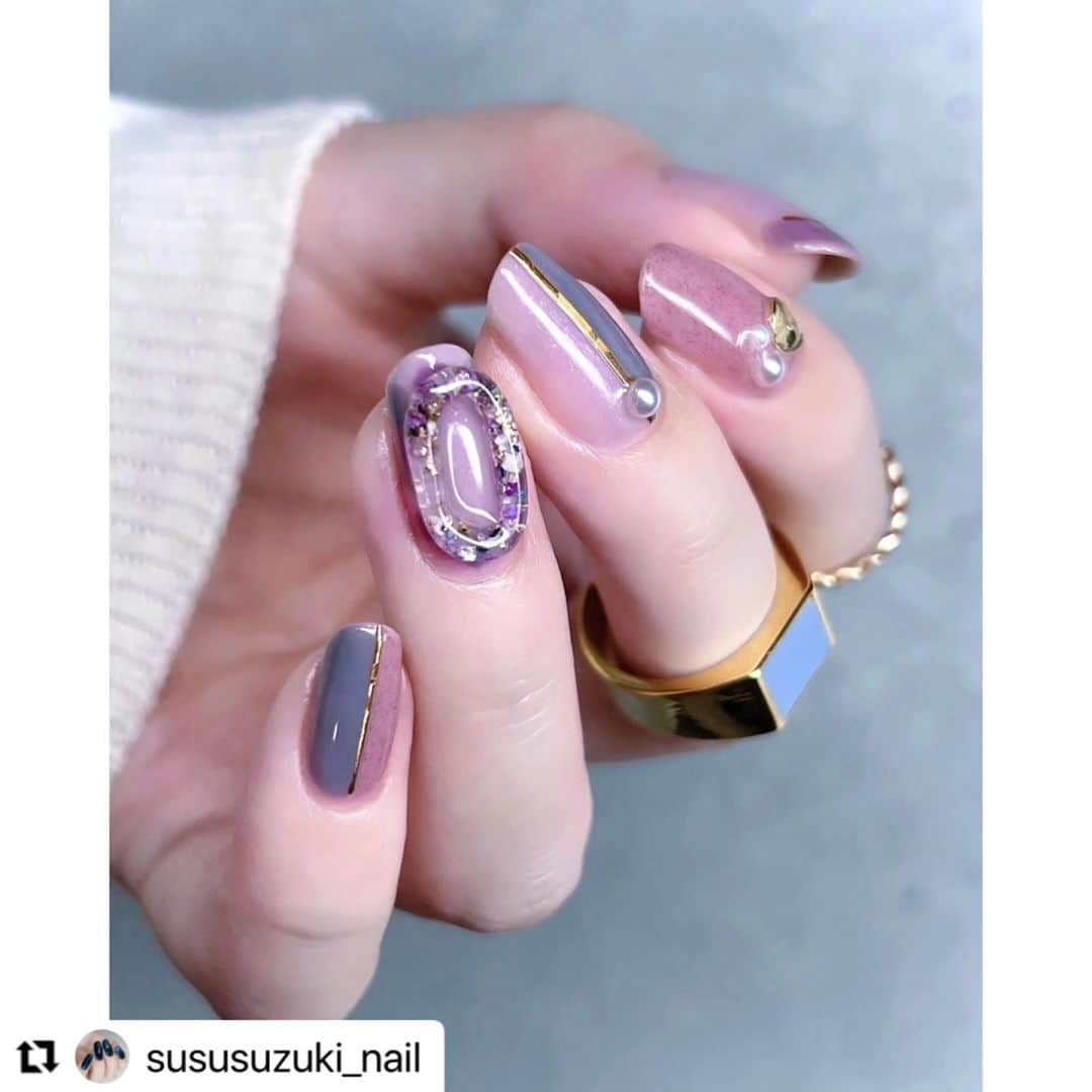 パラドゥ (ParaDo) ネイル部さんのインスタグラム写真 - (パラドゥ (ParaDo) ネイル部Instagram)「パラドゥネイル部公式アンバサダー5期生 @sususuzuki_nail さんのミニネイル23SSカラーを使ったアレンジをご紹介💗  パールやゴールドラインの上品さと薬指のお花を閉じ込めた立体アレンジが目を惹きます👀✨ ピンク系のお色味の中にBL13 アマオトソーダのブルーが印象的で素敵です🥰  .。.:*・゜＋.。.:*・゜＋.。.:*・゜＋.。  アジサイ色のネイル💜🩵   ───────────────────   ▫color  パラドゥネイルファンデーション  ・幸せラベンダー  パラドゥミニネイル  ・PK16 スナハマソーダ  ・BL13 アマオトソーダ  ・PL08 アサヤケソーダ   ▫other  ・ネイルタウン/粘土ジェル  ・ネイル工房/ドライフラワー 03winter  etc…  ───────────────────  .   #セルフネイル #セルフネイル部 #手元倶楽部 #手元くら部 #ポリッシュネイル #おうちネイル #네일아트 #プチプラネイル #夏ネイルデザイン  #パラドゥネイル部 #パラドゥミニネイル #パラドゥミニネイル2023SS #春ネイル #夏ネイル #ネイルスウォッチ #ロマンティックソーダ #romanticsoda」7月18日 12時00分 - parado_nailbu
