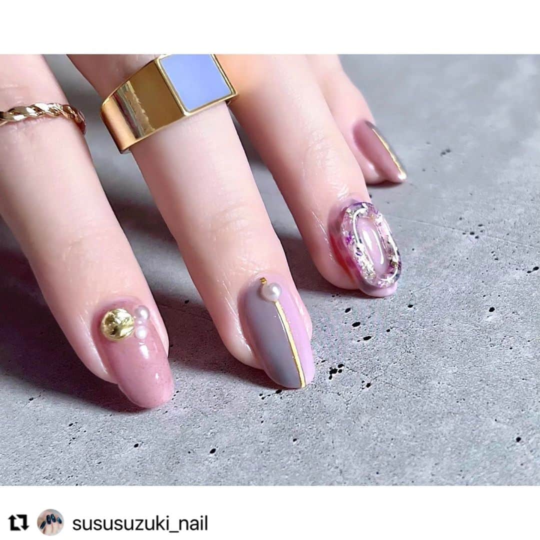 パラドゥ (ParaDo) ネイル部さんのインスタグラム写真 - (パラドゥ (ParaDo) ネイル部Instagram)「パラドゥネイル部公式アンバサダー5期生 @sususuzuki_nail さんのミニネイル23SSカラーを使ったアレンジをご紹介💗  パールやゴールドラインの上品さと薬指のお花を閉じ込めた立体アレンジが目を惹きます👀✨ ピンク系のお色味の中にBL13 アマオトソーダのブルーが印象的で素敵です🥰  .。.:*・゜＋.。.:*・゜＋.。.:*・゜＋.。  アジサイ色のネイル💜🩵   ───────────────────   ▫color  パラドゥネイルファンデーション  ・幸せラベンダー  パラドゥミニネイル  ・PK16 スナハマソーダ  ・BL13 アマオトソーダ  ・PL08 アサヤケソーダ   ▫other  ・ネイルタウン/粘土ジェル  ・ネイル工房/ドライフラワー 03winter  etc…  ───────────────────  .   #セルフネイル #セルフネイル部 #手元倶楽部 #手元くら部 #ポリッシュネイル #おうちネイル #네일아트 #プチプラネイル #夏ネイルデザイン  #パラドゥネイル部 #パラドゥミニネイル #パラドゥミニネイル2023SS #春ネイル #夏ネイル #ネイルスウォッチ #ロマンティックソーダ #romanticsoda」7月18日 12時00分 - parado_nailbu