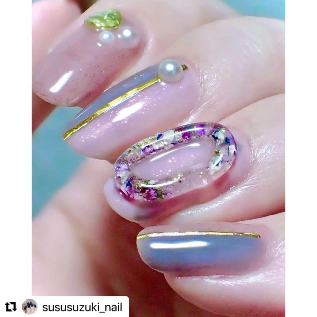 パラドゥ (ParaDo) ネイル部さんのインスタグラム写真 - (パラドゥ (ParaDo) ネイル部Instagram)「パラドゥネイル部公式アンバサダー5期生 @sususuzuki_nail さんのミニネイル23SSカラーを使ったアレンジをご紹介💗  パールやゴールドラインの上品さと薬指のお花を閉じ込めた立体アレンジが目を惹きます👀✨ ピンク系のお色味の中にBL13 アマオトソーダのブルーが印象的で素敵です🥰  .。.:*・゜＋.。.:*・゜＋.。.:*・゜＋.。  アジサイ色のネイル💜🩵   ───────────────────   ▫color  パラドゥネイルファンデーション  ・幸せラベンダー  パラドゥミニネイル  ・PK16 スナハマソーダ  ・BL13 アマオトソーダ  ・PL08 アサヤケソーダ   ▫other  ・ネイルタウン/粘土ジェル  ・ネイル工房/ドライフラワー 03winter  etc…  ───────────────────  .   #セルフネイル #セルフネイル部 #手元倶楽部 #手元くら部 #ポリッシュネイル #おうちネイル #네일아트 #プチプラネイル #夏ネイルデザイン  #パラドゥネイル部 #パラドゥミニネイル #パラドゥミニネイル2023SS #春ネイル #夏ネイル #ネイルスウォッチ #ロマンティックソーダ #romanticsoda」7月18日 12時00分 - parado_nailbu