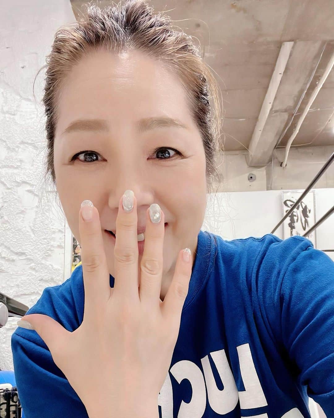 井上貴子のインスタグラム：「貴子ちゃんちゅーぶの撮影をしました  公開をおたのしみにーー^ ^  ちなみに先日ネイルチェンジしました  お友達の やべっちにデザインしてもらいまして  今回はシルバーちゃん  そして ヘアースタイルは暑いのでポニーテール  先日ヘアメイクのなみちゃんに 教わってアレンジしてみたよ^ ^  やっぱ  プロは凄い  技を盗まねば^ ^  Happyで^ ^  プロフィール画面に記載のURLより 通販サイト「神取屋」に飛べます^ ^  #井上貴子  #LLPWX #大谷くんがんばれ #女子プロレス #デビュー35周年 #ネイル #ヘアスタイル #50代でもおしゃれしたい #50代抗う組 #haoming #https://www.youtube.com/c/takacoinoue  #cacatocacat #LLPWX通販サイト神取屋 #感謝」