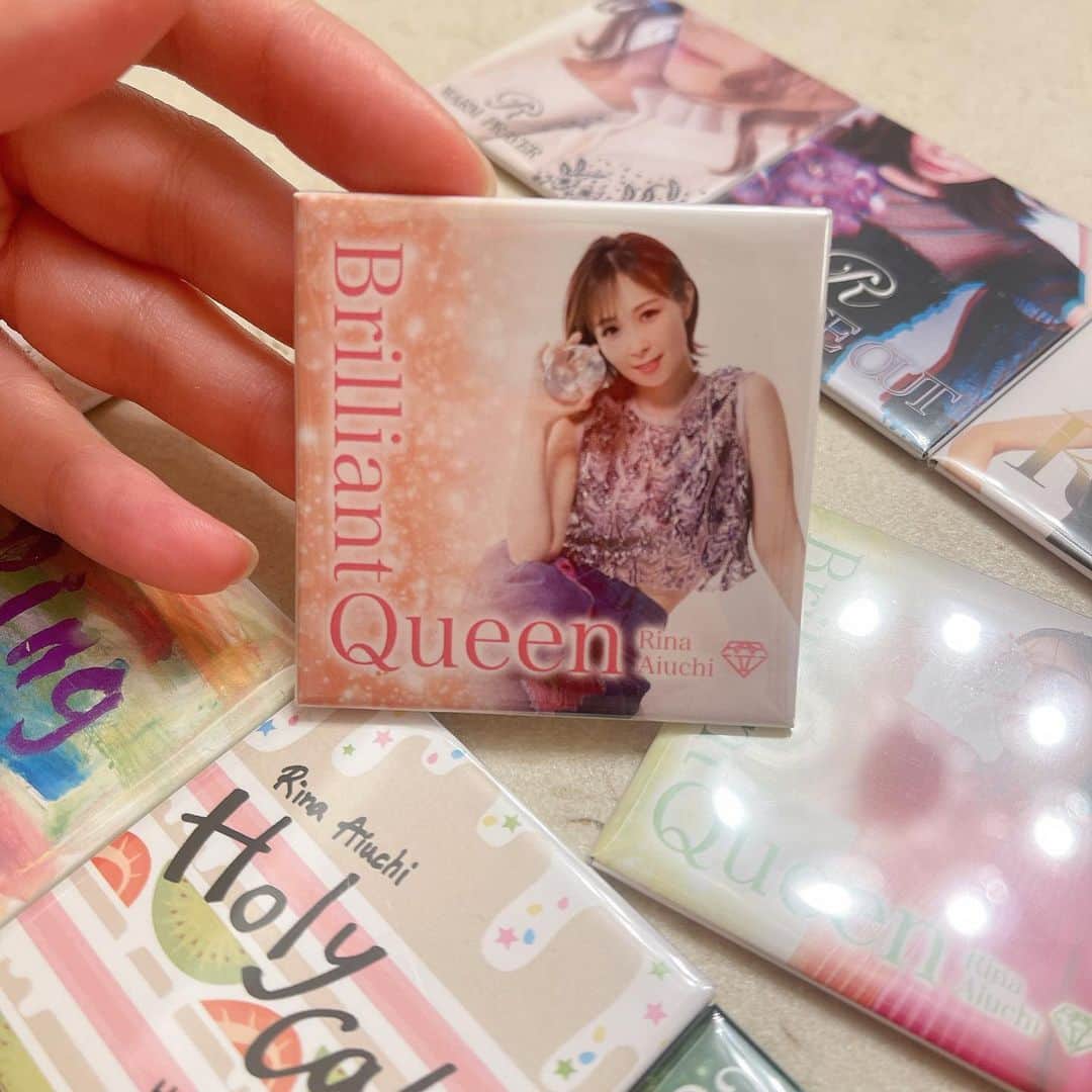 愛内里菜のインスタグラム：「引き続きライブグッズのお知らせ✨ ⁡ CDのジャケットが 缶マグネットになったよ🫶✨ ⁡ 全部で11種！ 1種（500円）から購入することができます！ 11種類全部セットだと　ひとつお得になって （5000円）だよ😌 ⁡ 5センチ✖️5センチの大きさでーす🟪  😆YouTube！ 「愛内里菜オフィシャルチャンネル」  ⁡ 🐦Twitter 愛内里菜 official @RRikakakiuchi ⁡ ⁡ 😆TikTok 愛内里菜/Rina Aiuchi 　 🟥17配信 愛内里菜_official ⁡ #缶マグネット　#ライブグッズ #愛内里菜  #歌手 再始動 #垣内倶楽部  #バンド   #ライブ #一体化 #絆 #盛り上がりたい  #感謝  #23周年　 #YouTube #ユーチューバー#TikTok ⁡」