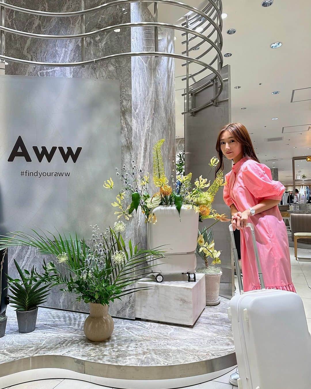 稲川千里のインスタグラム：「@awwtravel_official のPOP-UPに👜💚  実用的な機能性とスタイリッシュなデザインが魅力のAww❣️  立てたまま荷物の出し入れができるフロントオープンタイプのスーツケースや、スーツケースの持ち手に取り付けることができるトラベルバッグなど、本当に使いやすいものばかりです👌🏻  りんごの皮🍎やサボテンの皮🌵などサスティナブルなビーガンレザーを使用しているそうで、教えてもらいながらびっくりしました。すごく素敵ですよね😌  東京と大阪でPOP-UPを開催しているので、ぜひ直接お手に取って感動して欲しいです😌💓  ---------------------------------  TOKYO & OSAKA POP UP STORE​​​​​​​​​  <TOKYO> Date: 2023.07.12(WED)-18(Tue) Place: 伊勢丹新宿店本館 2F アーバンクローゼット Time: 10:00-20:00  <OSAKA> Date: 2023.07.19(WED)-25(Tue) Place: 阪急うめだ本店 4Fイットコンテンポラリー Time: 10:00-20:00  <POP UP特典＞ ▷現在完売している商品を、POPUP限定で先行予約受付。 ▷3万円(税込)以上お買い求めの方全員に、APPLE LEATHER COINCASEをプレゼント ※カラー3色（ブラック・レッド・ブルー）形2タイプ（丸・ハート） ※カラー・形は在庫状況次第で、ご希望に添えない場合がございます。 ▷インスタグラムフォロワー様限定オリジナルステッカープレゼント  @awwtravel_official @awwtravel_community #findyouraww #mygreenerchoice #aww_travel_popup #sustainablebag #地球に優しい #サステナブルな暮らし」