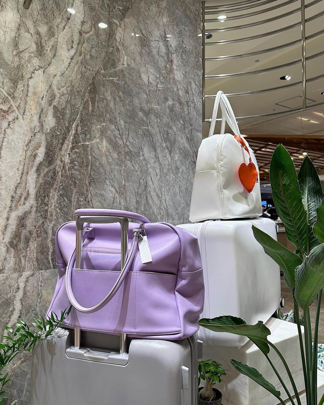 稲川千里さんのインスタグラム写真 - (稲川千里Instagram)「@awwtravel_official のPOP-UPに👜💚  実用的な機能性とスタイリッシュなデザインが魅力のAww❣️  立てたまま荷物の出し入れができるフロントオープンタイプのスーツケースや、スーツケースの持ち手に取り付けることができるトラベルバッグなど、本当に使いやすいものばかりです👌🏻  りんごの皮🍎やサボテンの皮🌵などサスティナブルなビーガンレザーを使用しているそうで、教えてもらいながらびっくりしました。すごく素敵ですよね😌  東京と大阪でPOP-UPを開催しているので、ぜひ直接お手に取って感動して欲しいです😌💓  ---------------------------------  TOKYO & OSAKA POP UP STORE​​​​​​​​​  <TOKYO> Date: 2023.07.12(WED)-18(Tue) Place: 伊勢丹新宿店本館 2F アーバンクローゼット Time: 10:00-20:00  <OSAKA> Date: 2023.07.19(WED)-25(Tue) Place: 阪急うめだ本店 4Fイットコンテンポラリー Time: 10:00-20:00  <POP UP特典＞ ▷現在完売している商品を、POPUP限定で先行予約受付。 ▷3万円(税込)以上お買い求めの方全員に、APPLE LEATHER COINCASEをプレゼント ※カラー3色（ブラック・レッド・ブルー）形2タイプ（丸・ハート） ※カラー・形は在庫状況次第で、ご希望に添えない場合がございます。 ▷インスタグラムフォロワー様限定オリジナルステッカープレゼント  @awwtravel_official @awwtravel_community #findyouraww #mygreenerchoice #aww_travel_popup #sustainablebag #地球に優しい #サステナブルな暮らし」7月13日 15時42分 - chiicamera