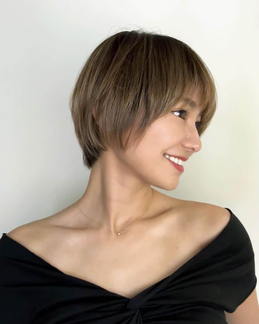 宮本沙恵のインスタグラム：「伸ばしてたけどやっぱり切っちゃった🥹 オーダーはあゆみたいな丸みショート✨ . @continue_komiya  #美容室#ヘアサロン#ショート#ショートカット#ヘアスタイル#ヘアカット#ヘアカラー#丸みショート#ハンサムショート#ショートアレンジ」