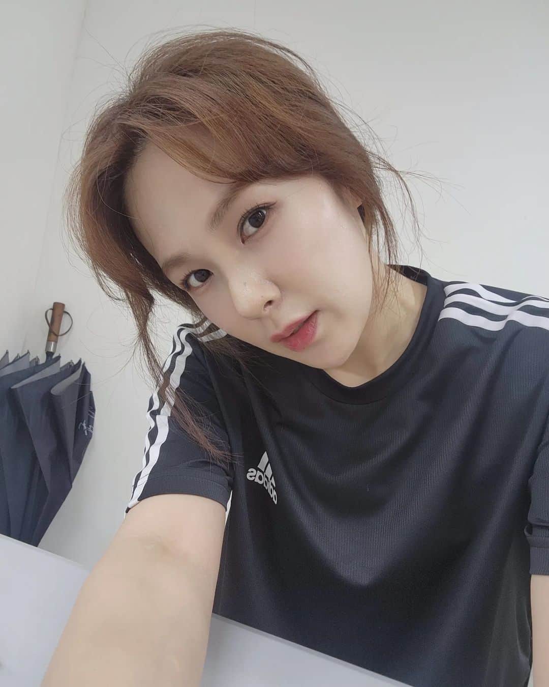 チェヨンのインスタグラム：「☂️ 장마철에  반곱슬은...  . . . 머리띠해야지뭐 ㅎㅎㅎ」