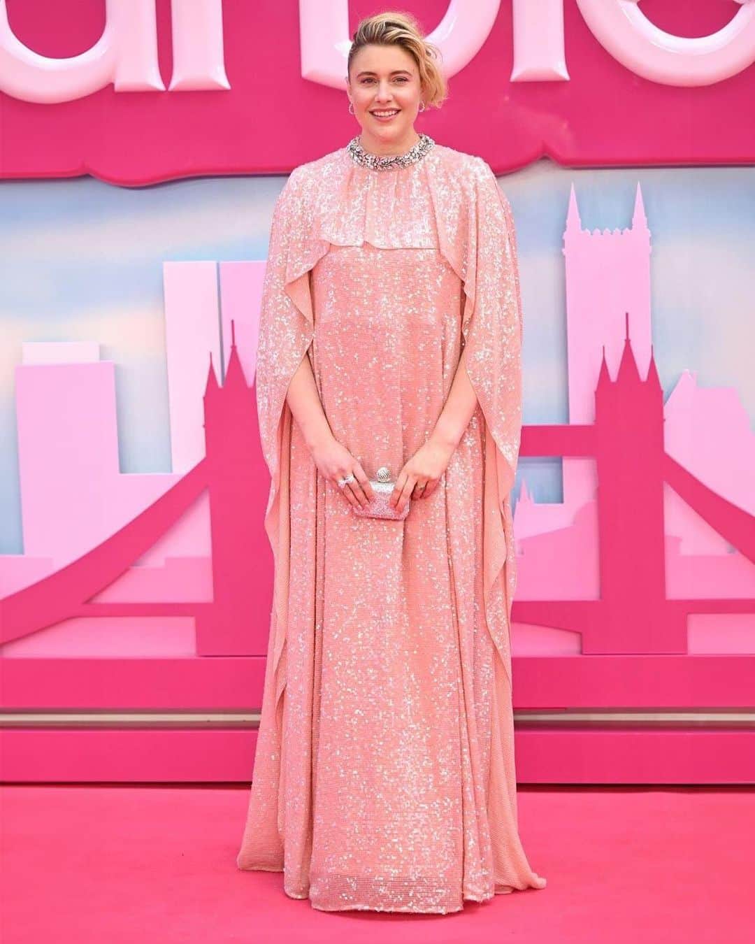 アーデムさんのインスタグラム写真 - (アーデムInstagram)「#GretaGerwig wears the ERDEM Pre Fall 2023 Collection’s powder pink liquid sequin column gown with hand draped cape sleeves and crystal embellished neckline, at the European premiere of #BarbieTheMovie in London.   Styled by @kateyoung.   #ERDEMPF23 #ERDEM」7月13日 15時52分 - erdem