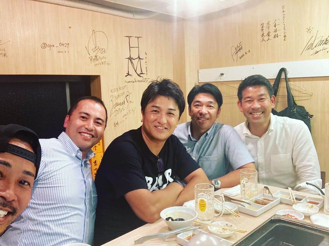 高橋由伸のインスタグラム：「大学時代のかわいい後輩達です。右から2つ下、1つ下、はさんで3つ下。チームの主将として同じ苦労を味わった連中です。  #慶大野球部 #主将会 #焼肉やっちゃん茅場町」