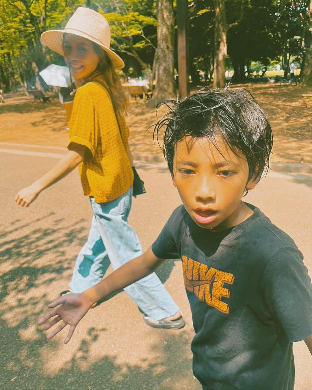 階上実穂さんのインスタグラム写真 - (階上実穂Instagram)「毎日のように渋谷で過ごし青春時代を共にした𝖱𝖺𝗇𝗓𝗎𝗄𝗂メンツ♩¨̮⑅*  みんな母になり落ち着いて面影残ってないけどみんなしっかりゴリゴリの𝖦𝖠𝖫でした👱🏾‍♀️🌺 化粧が未だ濃いのはあたしだけ。笑  そして去年の同じ日に代々公でピクニックしてたとゆう奇跡🤣天気も晴れて𝟣年ぶりにみんなに会えて最高に楽しかったー♩¨̮⑅*アリの襲撃がヤバかったけども🐜  @mai_miyagi @naomi__arai が来れなかったからもう𝟣回集まりたい🫣💕  #dayoff #dayoffvibes #sunnyday #ranzuki #shibuya #yoyogipark #picnic #代々木公園 #ピクニック #毎年恒例 #ランズキ #休日の過ごし方」7月13日 15時58分 - miho_ishigami