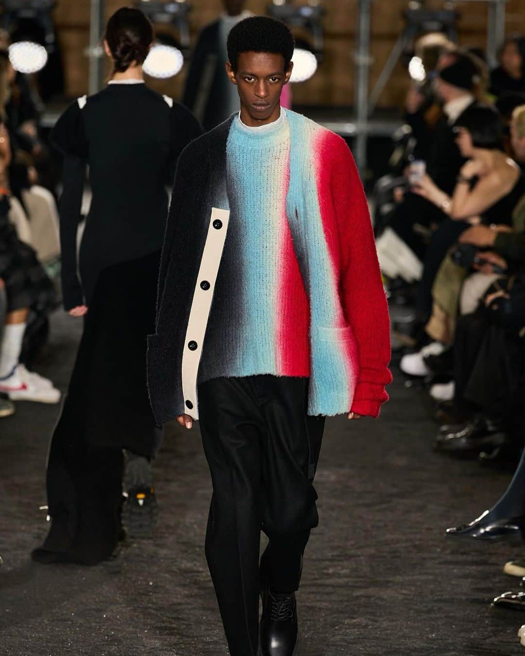 DOVER STREET MARKET GINZAさんのインスタグラム写真 - (DOVER STREET MARKET GINZAInstagram)「sacai Autumn 2023 collection and Men’s Autumn & Winter 2023 collection 2nd drop arrive Friday 14th July at Dover Street Market Ginza 4F  @sacaiofficial @doverstreetmarketginza  #doverstreetmarketginza  #sacaiDoverStreetMarketGinza」7月13日 16時08分 - doverstreetmarketginza