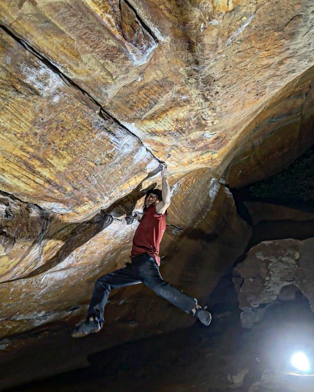 野村真一郎のインスタグラム：「Spray of Light 8C/V15✅ FA by @dawoods89   #Rocklands 🇿🇦  More than half days in Rocklands have already passed! I feel like i spent only a few days…  As the first boulder after the turnaround point of itinerary, I sent “Spray of Light”! I’ve already done “Ray of Light”, so i completed all of hardest line in cave✔︎✔︎✔︎ ＿＿＿＿＿＿＿＿＿＿＿＿＿＿＿＿＿＿＿＿＿＿＿＿＿＿＿＿＿＿  ロックランズツアーも既に後半戦に突入。 早すぎる、、、 そして後半戦1発目、昨日はSpray of Light(5段+)が登れた！ Ray of Light(4段+)も登れたから、ケイブの高難度4本はオールコンプリート出来ました。  にしても長期ツアーは疲労度の管理がめちゃむずい。テンション上がって毎日登っちゃって怪我する、みたいな最悪なパターンに気をつけて後半戦も頑張って楽しみます🇿🇦  @rokdo_team @montura_official @monturajapan @unparallelup @rockmasterhq_caravan @frictionlabs @project_daihold @clover_resole @hamasakichiryoin0929」