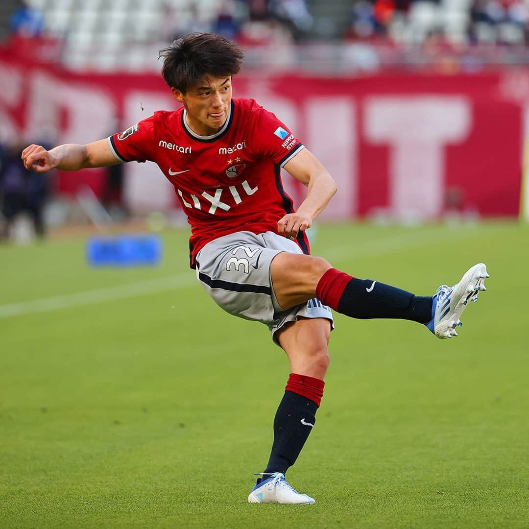 鹿島アントラーズさんのインスタグラム写真 - (鹿島アントラーズInstagram)「常本 佳吾選手のセルヴェットFC（スイス）への完全移籍について、クラブ間の基本合意に達しました。  今後は現地でのメディカルチェックなどを経て、正式契約が結ばれる予定です。  常本選手コメント 「セルヴェットFCからオファーをもらった時、サッカー選手としてヨーロッパでプレーしたいという自分の目標、年齢的なことも考えて、このチャンスを逃したくないと強く思いました。  特別指定の年も含めて約3年間、アントラーズでプレーすることができ、このクラブで過ごした時間が自分を大きく成長させてくれました。  こうしてヨーロッパのクラブへ移籍することができたのもアントラーズのおかげですし、タイトルを獲得できなかったという悔いは残りますが、また一つスケールアップするためにも、ヨーロッパで活躍し、結果を残せるよう頑張ります。3年間、ありがとうございました」  こちらこそありがとうございました、ツネ！これからの活躍を心から祈っています。  詳細は公式サイトをご覧ください。  #鹿島アントラーズ #kashimaantlers #Ｊリーグ #jleague #常本佳吾 #セルヴェット」7月13日 16時02分 - kashima.antlers